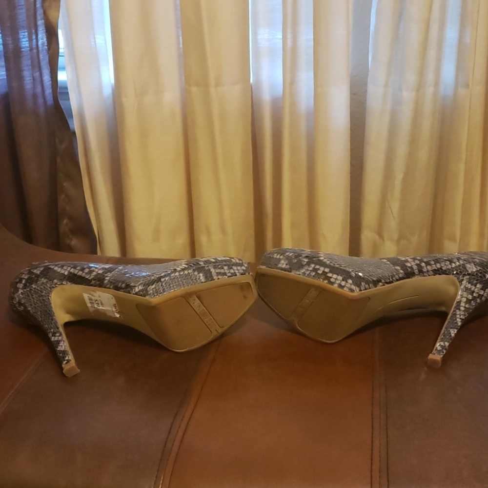 Shoes - Picture 5 of 6